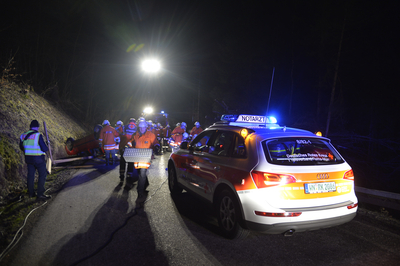 Althuette: 18-jaehriger faehrt 3 Meter Boeschung hinauf, landet auf dem Dach und wird eingeklemmt